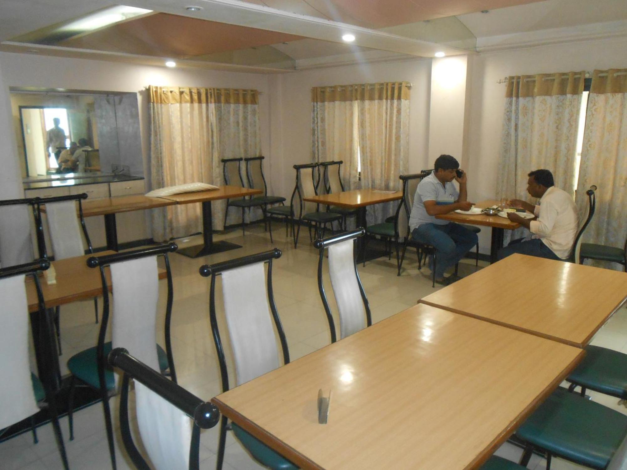 Hotel Pooja International ناسيك المظهر الخارجي الصورة
